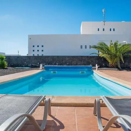 Apartment Playa Blanca Sleeps 4 Pool Wifi
