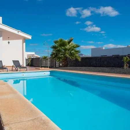 Playa Blanca Sleeps 4 Pool Wifi Apartment