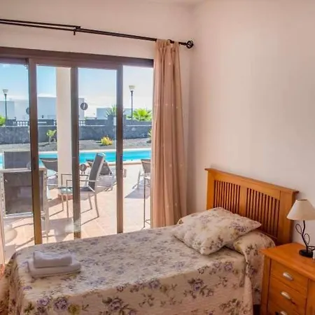 Playa Blanca Sleeps 4 Pool Wifi Apartment *