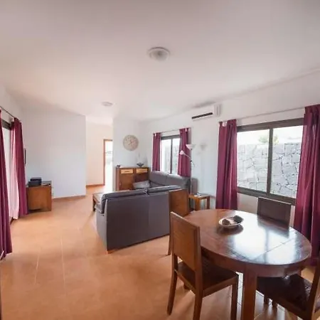 Playa Blanca Sleeps 4 Pool Wifi Apartment *