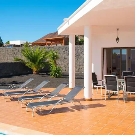 Playa Blanca Sleeps 4 Pool Wifi Apartment *