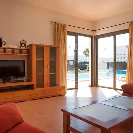 Apartment Playa Blanca Sleeps 4 Pool Wifi