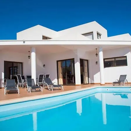 Playa Blanca Sleeps 4 Pool Wifi Apartment *